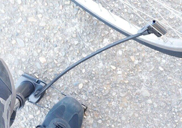 ダイソーのコンパクトな足ふみポンプ