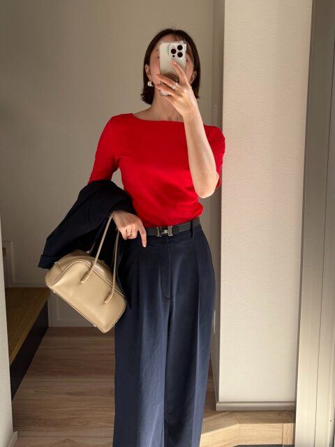 赤のトップスを合わせて華やかコーデ