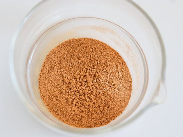 シナモンパウダー、砂糖を混ぜ合わせておく。