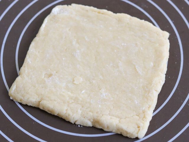 15×15cmくらいの正方形に伸ばす。