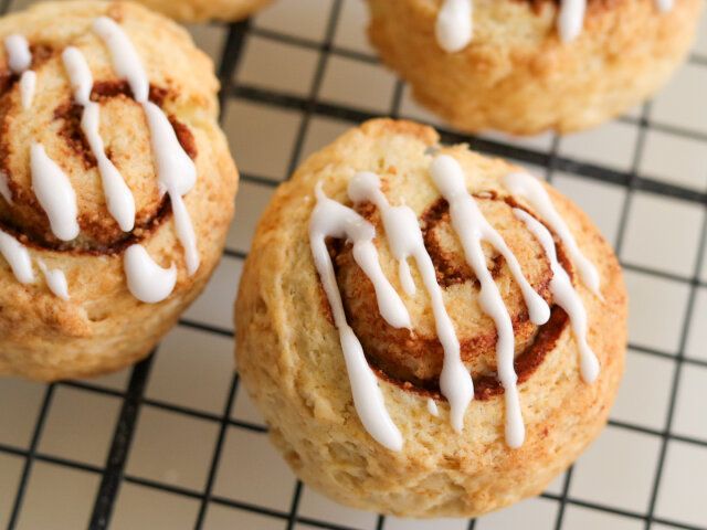 粗熱がとれたスコーンにアイシングをかける。