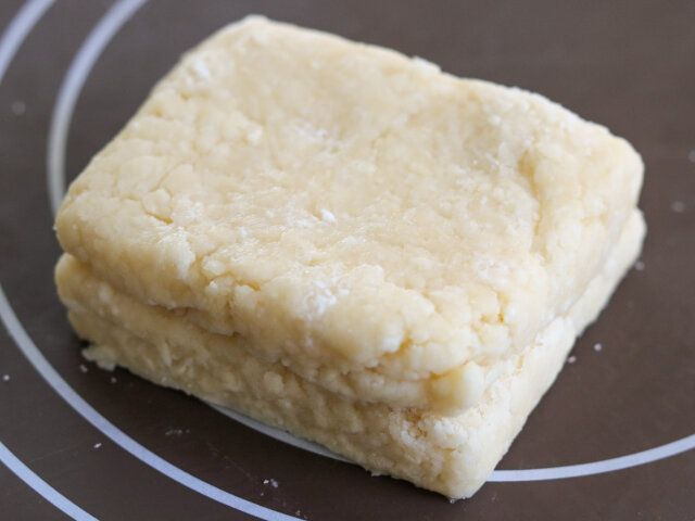 ポロポロになったら台に出し、めん棒で伸ばす、切って重ねる…を繰り返しながら、生地をまとめる。