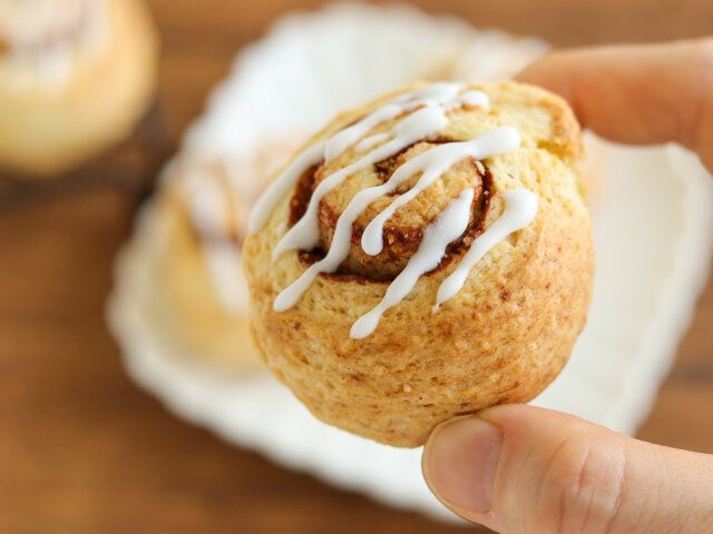 シナモンロール風スコーン 指でつまむ