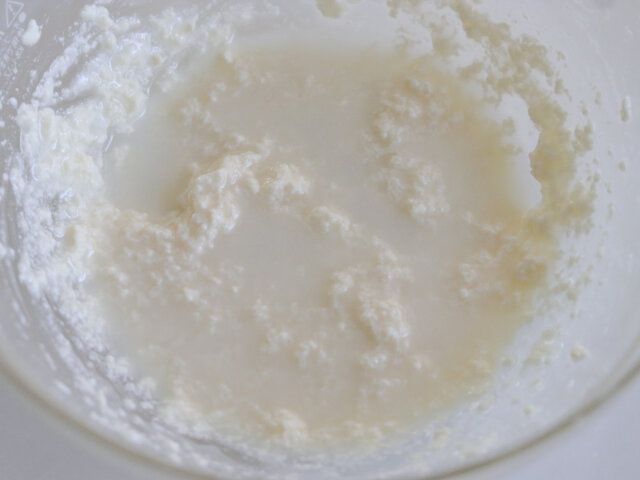 ボウルに絹ごし豆腐、米油を入れて泡立て器でよく混ぜ合わせる。