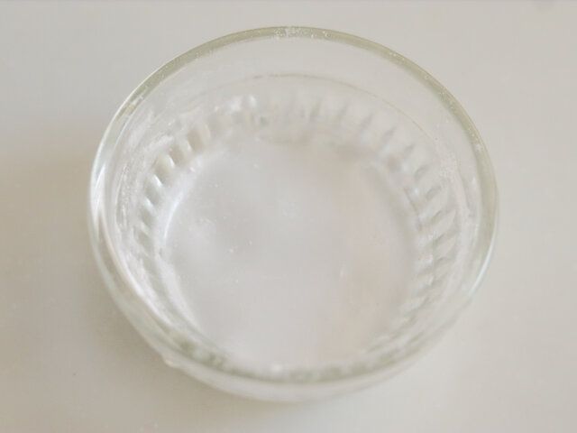 アイシングを作りましょう！粉糖と水を混ぜ合わせる。