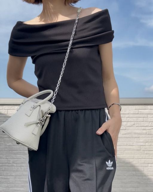 オフショルダーT+Eを着たコーデ