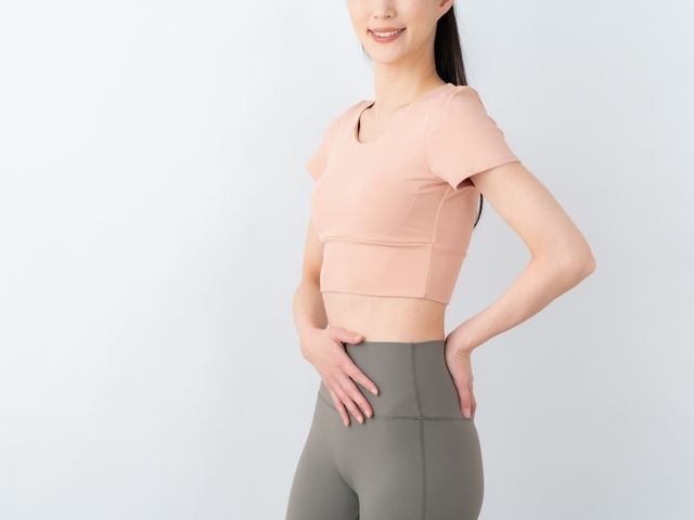 腹部に触れる女性