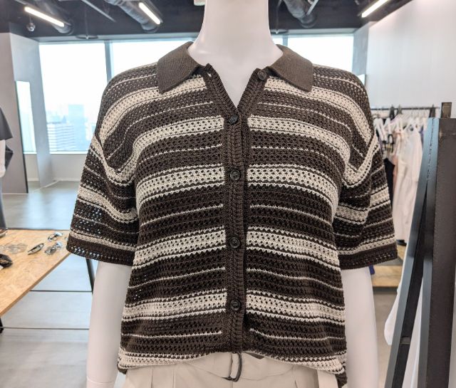 透かし編みボーダーニットシャツを着用