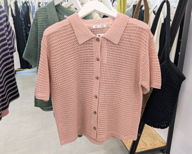 ピンクの透かし編みニットシャツ