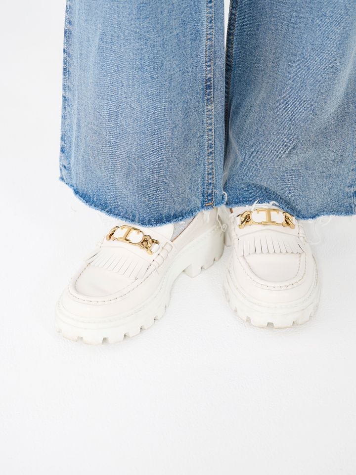 クラウドチームVERY宮澤美那の春コーデのローファーはトッズ