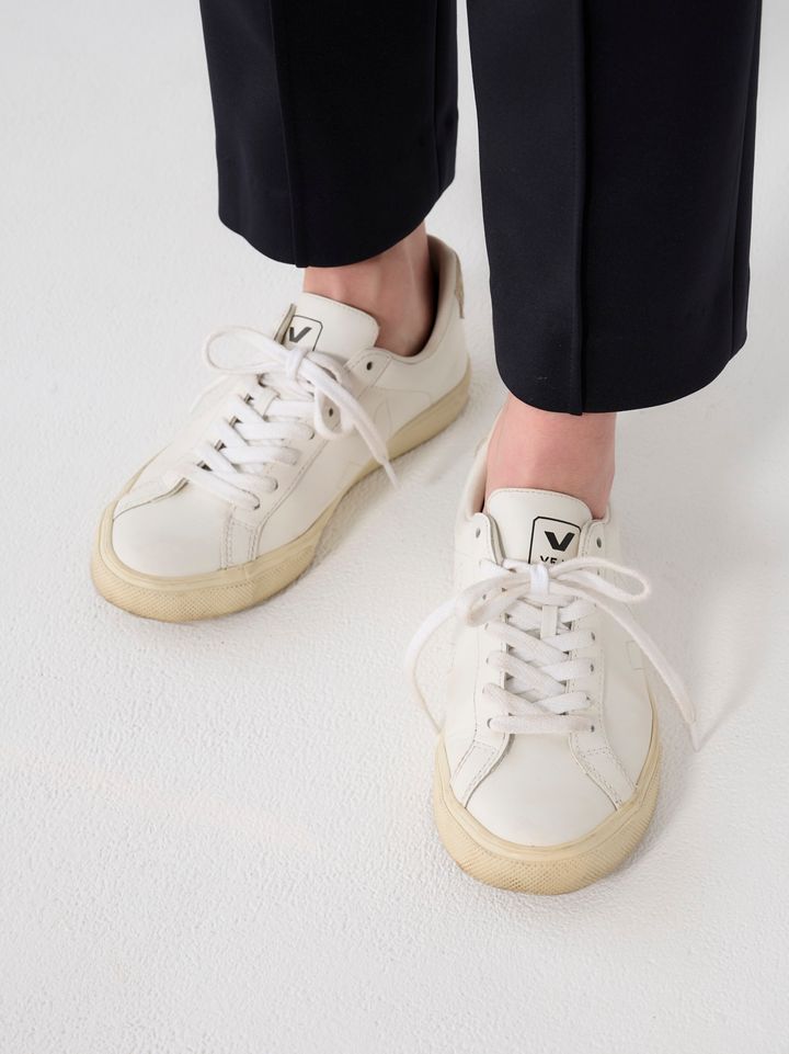 クラウドチームVERYのYuikaの春コーデの白スニーカー