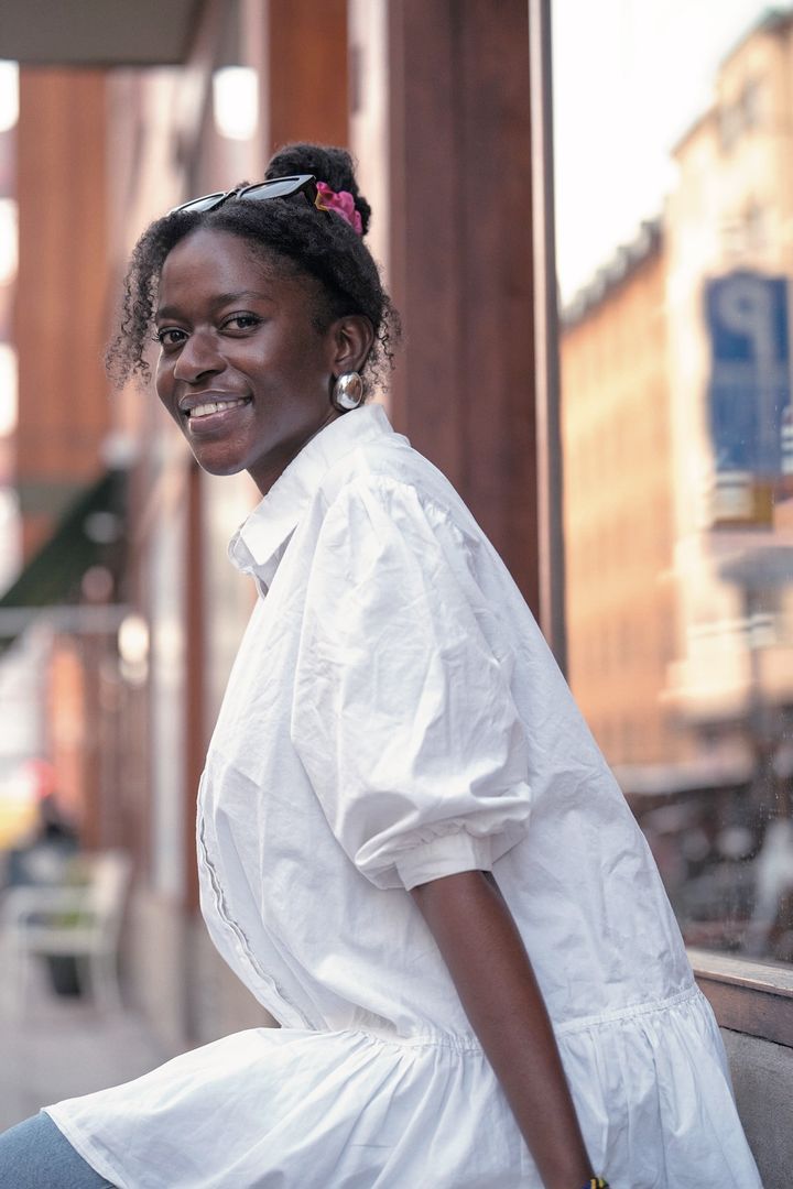 パフスリーブがかわいい！ 白シャツはデザインにこだわって【番外編：スウェーデン】