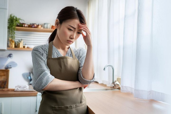 不満を抱える女性のイメージ