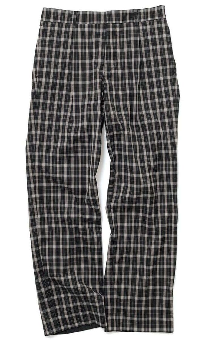 ウールと機能素材「SOLOTEX®」を交織したパストルノヴァのパンツ