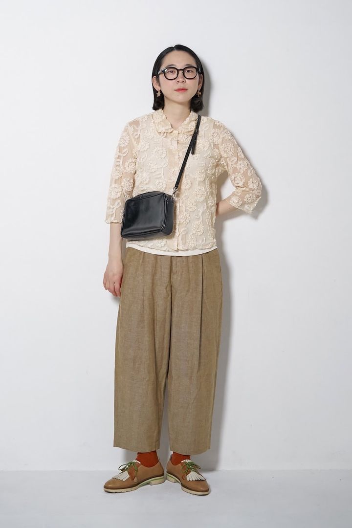 繊細な刺しゅうで奥行きをプラス！ やさしい色合いの洗練ナチュラルコーデ