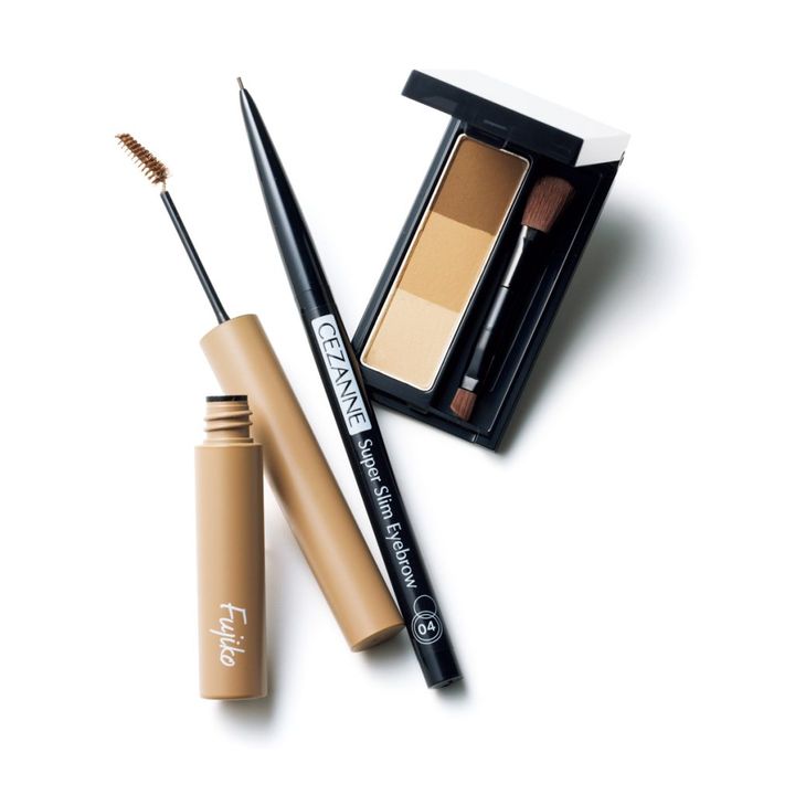 （左）フジコ マジカルアイブロウカラー 02 ライトブラウン ￥1,408／かならぼ （中央）セザンヌ 超細芯アイブロウ 04 ディープブラウン￥550／セザンヌ化粧品 （右）ケイト デザイニングアイブロウ3D EX-4 ￥1,210（編集部調べ）／カネボウ化粧品