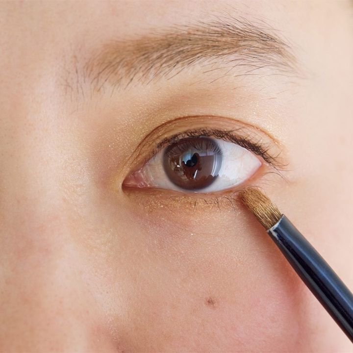 ＼柔らかく立体的な目もと作り方／