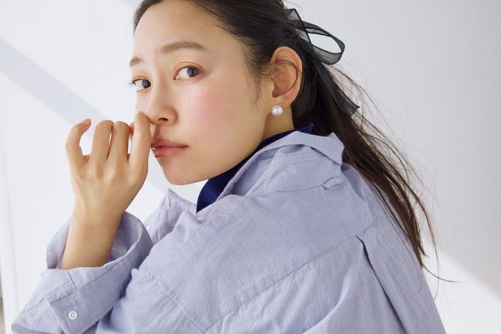 ３：アーチがあり明るめの眉「眉毛はワントーン明るくしてアーチ状が今の気分」