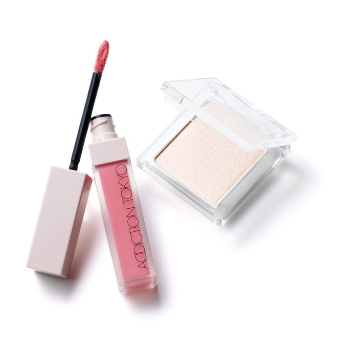 アディクション ザ リキッドブラッシュ フォギー 002 ￥3,740／アディクション ビューティ ミュアイス うるみハイライター03 スハダベージュ ￥968／レインメーカーズ