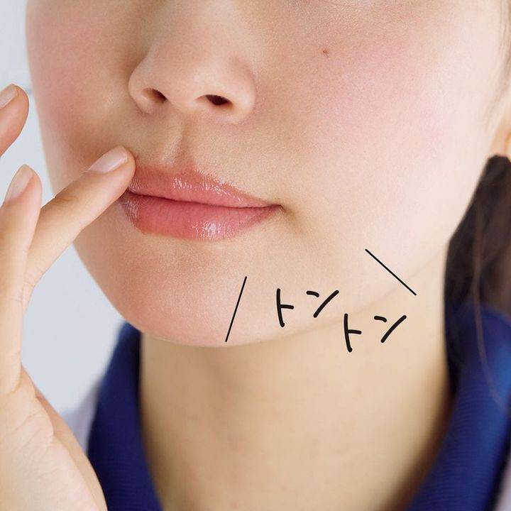 ２：フチをぼかしたリップ「リップはフチを指でぼかして自然な雰囲気へ」