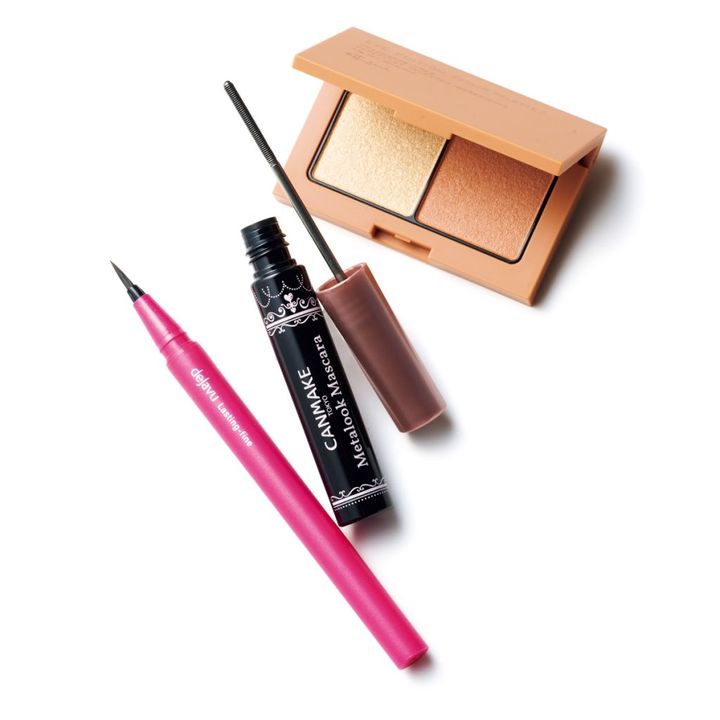 （左）デジャヴュ ラスティンファインE 筆ペンリキッド ブラックブラウン￥1,320／イミュ （中央）キャンメイク メタルックマスカラ 03 スウィートブラック ￥990／井田ラボラトリーズ （右）エテュセ アイエディション（カラーパレット） N 07 アプリコットベージュ ￥1,540／エテュセ