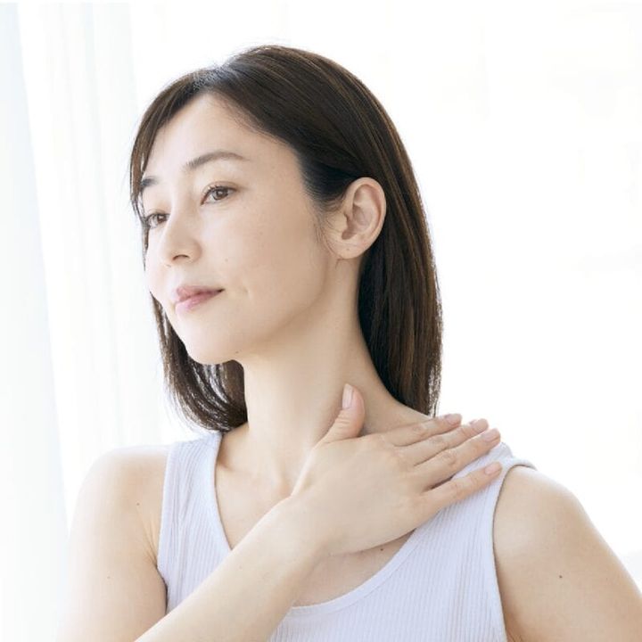 首から肩に向けてのリンパマッサージ