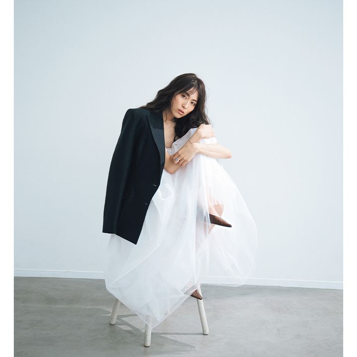 ジャケットとチュールスカートを着こなす笹川友里さん