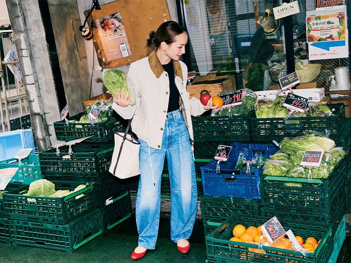 黒Tシャツとブルーのデニムにバブアーのワークジャケットを羽織った辻元舞さん