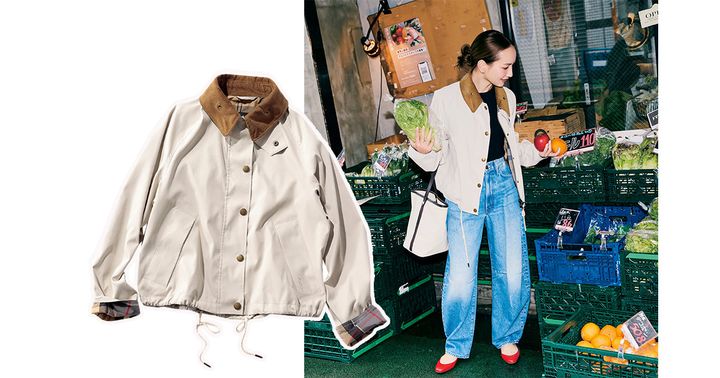 黒Tシャツとブルーのデニムにバブアーのワークジャケットを羽織った辻元舞さん