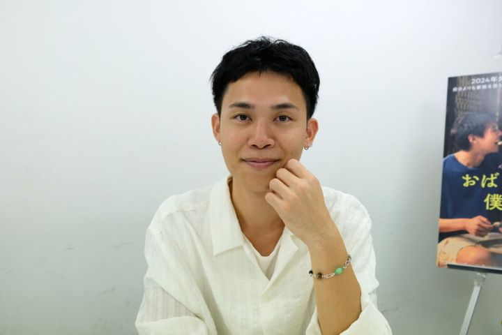 インタビューに答えるパット・ブーンニティパット監督