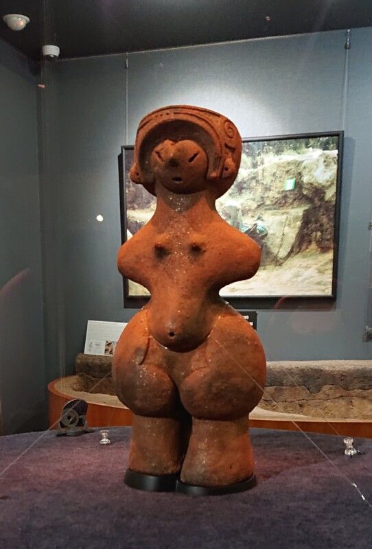 独特な立体装飾の縄文土器と２体の国宝「土偶」