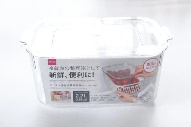 ダイソーのキッチン透明冷蔵庫容器（2.2L、メッシュトレー付）のパッケージ