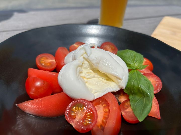 ブッラータチーズのカプレーゼ