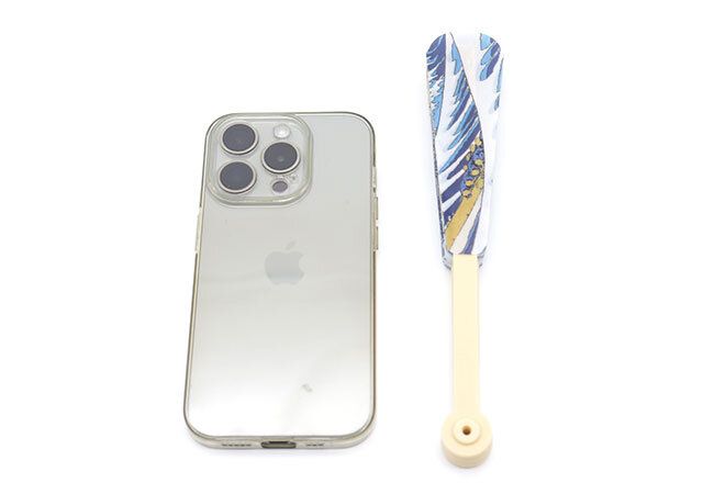 ダイソーのミニプラ扇子はスマホと同じくらいのコンパクトサイズ