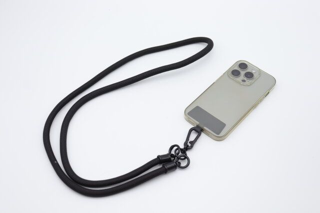 ダイソーの丈夫なパラコードスマホショルダー（BK）