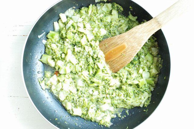 柔らかくなったブロッコリーを木べらでつぶしながら水分を飛ばすように炒める。