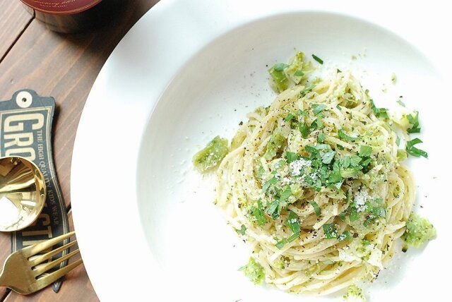 皿に盛り、お好みでブラックペッパー、パルメザンチーズ、刻んだイタリアンパセリを振る。