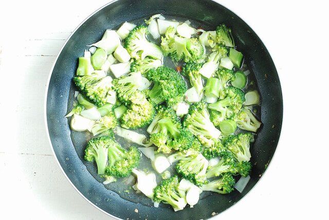 ブロッコリーとブロッコリーのゆで汁を少量加える。