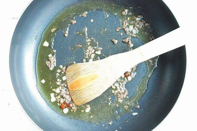 フライパンにオリーブオイルとみじん切りにしたニンニクを入れ弱める。