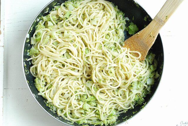 袋の表示通りに茹でたパスタを加え、2～3分ほど混ぜて乳化させる。