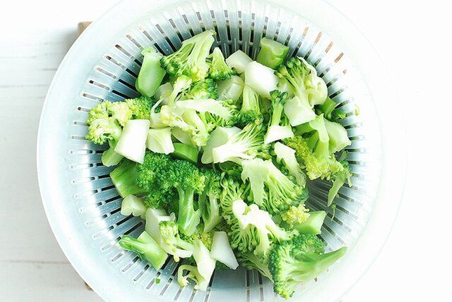 ブロッコリーは小さめの小房に分け、茎は短くカットし薄目の食塩水で1分茹でてザルに上げる。