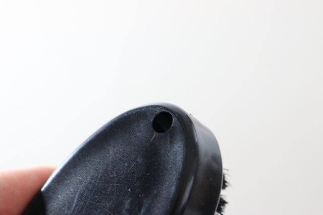 ダイソー 毛玉取りブラシ（ブラック） フック穴