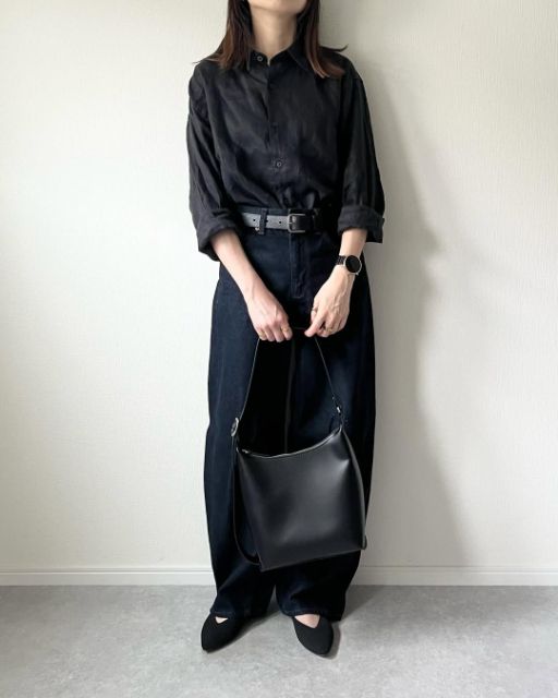 黒のプレミアムリネンシャツとデニムのコーデ