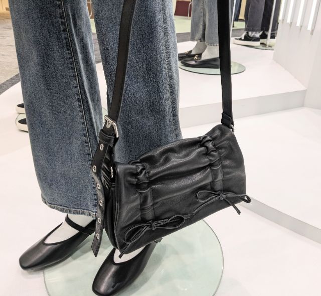 黒のリボンバッグ