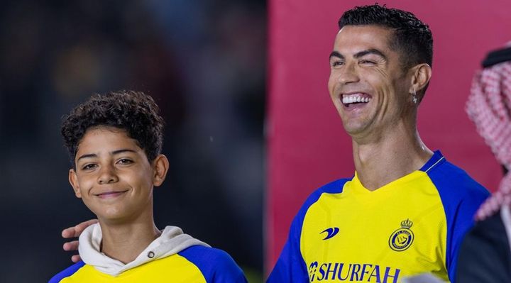 40歳ロナウド、14歳息子との腹筋比較写真を世界に発信！「親譲り…父187cm、息子185cm（笑）」