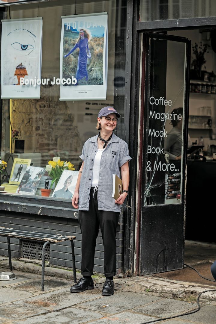 リラックスパンツでボーイッシュに！首元のスカーフでこなれ感をプラスして