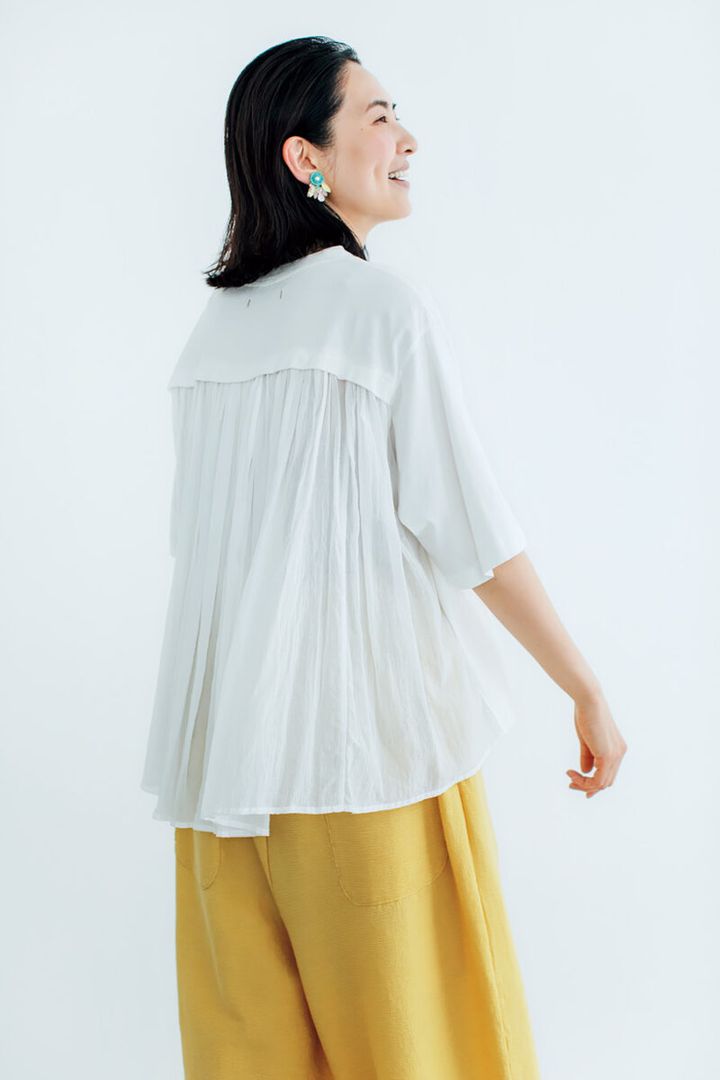 Tシャツ￥27,500／スズキ タカユキ、パンツ￥38,500／プランテーション（エイ・ネット）、イヤリング￥18,360／アビステ