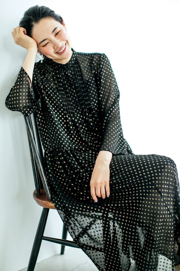 ワンピース￥55,000／レキップ、イヤリング￥4,200／アビステ