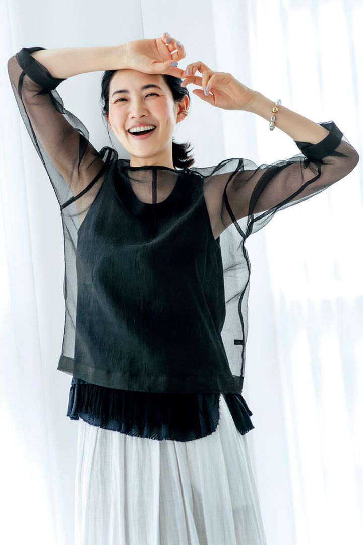 プルオーバーブラウス￥9,900／ノンブルアンペール（ノンブルアンペール吉祥寺パークストア）、タンクトップ￥11,000／パドカレ（パドカレ六本木）、スカート￥26,400／ル シェル ド ハリス（金万）、ブレスレット￥4,860、パールイヤカフ￥5,500／ともにアビステ