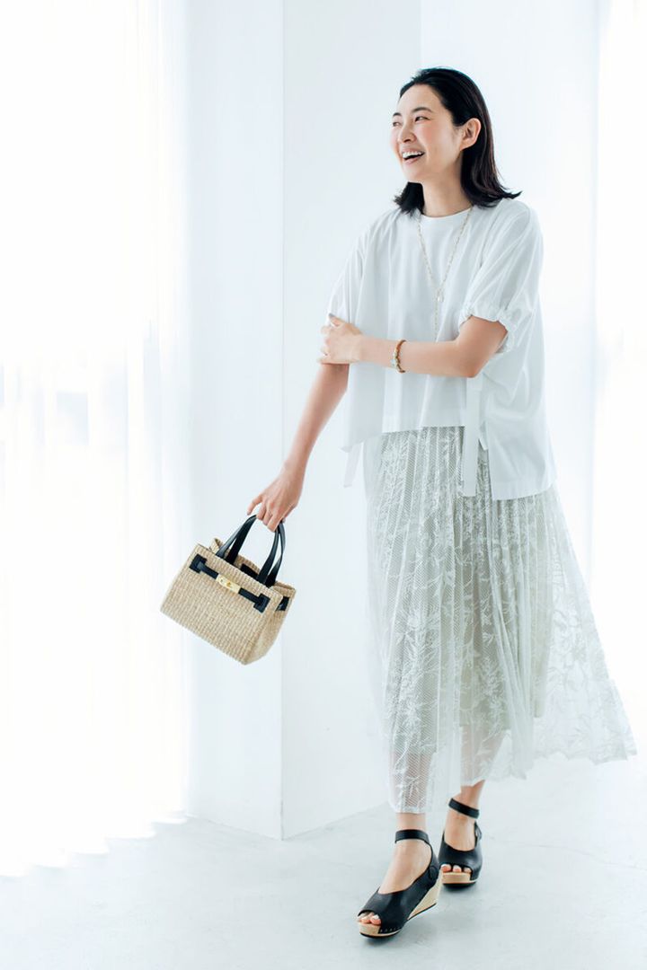 Tシャツ￥19,800／ハリス×ケイコ オカモト、ネックレス￥16,500／ハリス（ともに金万）、スカート￥41,800／レキップ、ブレスレット￥11,000／アビステ、バッグ￥22,000／コット（セムインターナショナル）、サンダル￥42,900／トリッペン（トリッペン原宿店）